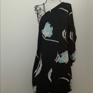 One sleeve beautiful flower print dress.